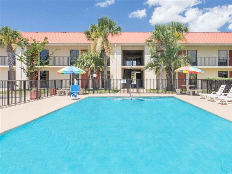 Days Inn & Suites By Wyndham Navarre - Near Beaches Hurlburt Buitenkant foto