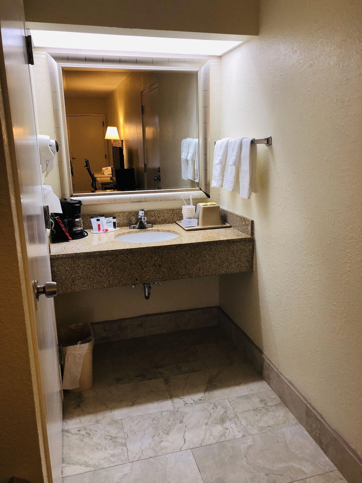 Days Inn & Suites By Wyndham Navarre - Near Beaches Hurlburt Buitenkant foto