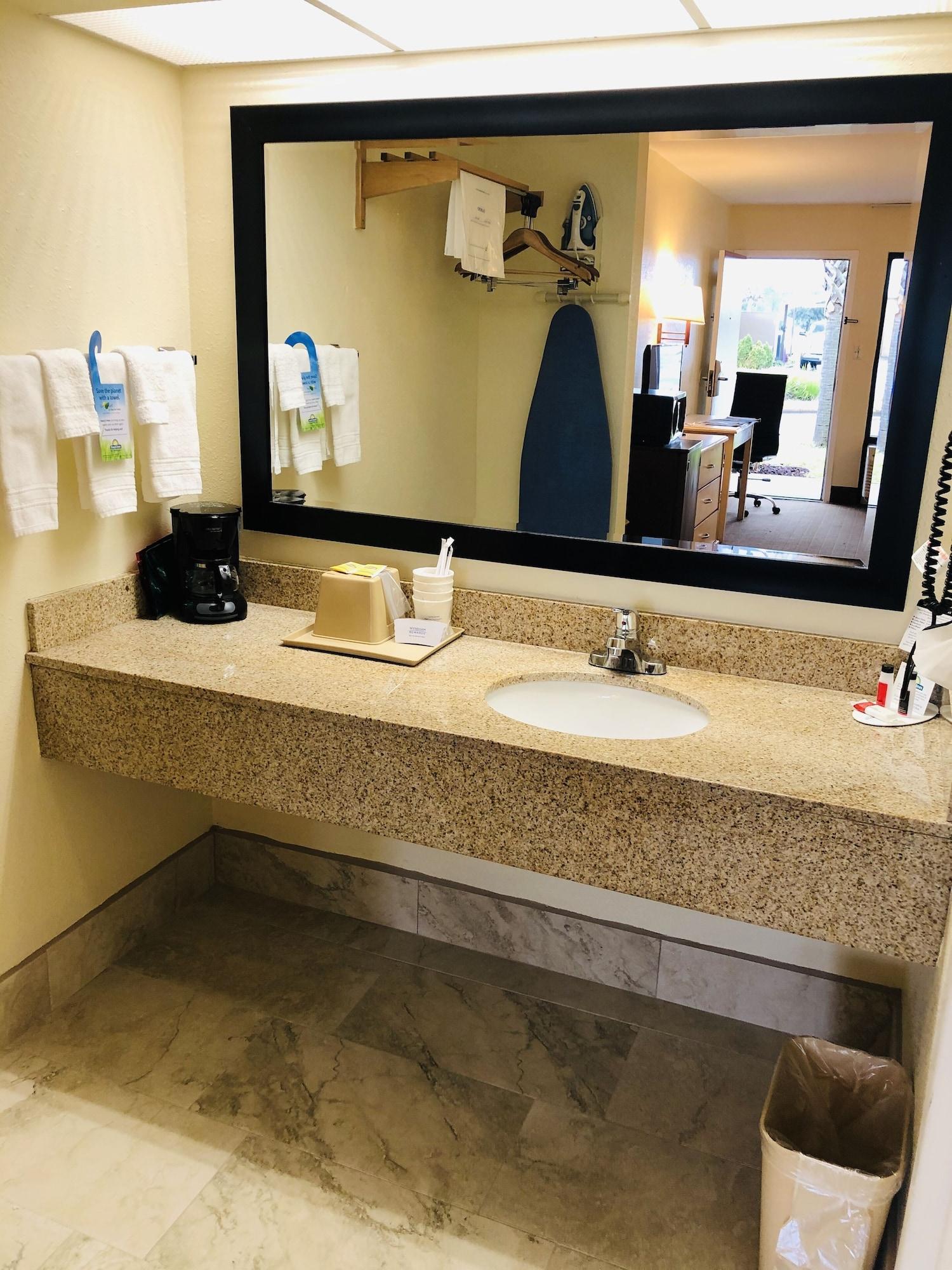 Days Inn & Suites By Wyndham Navarre - Near Beaches Hurlburt Buitenkant foto