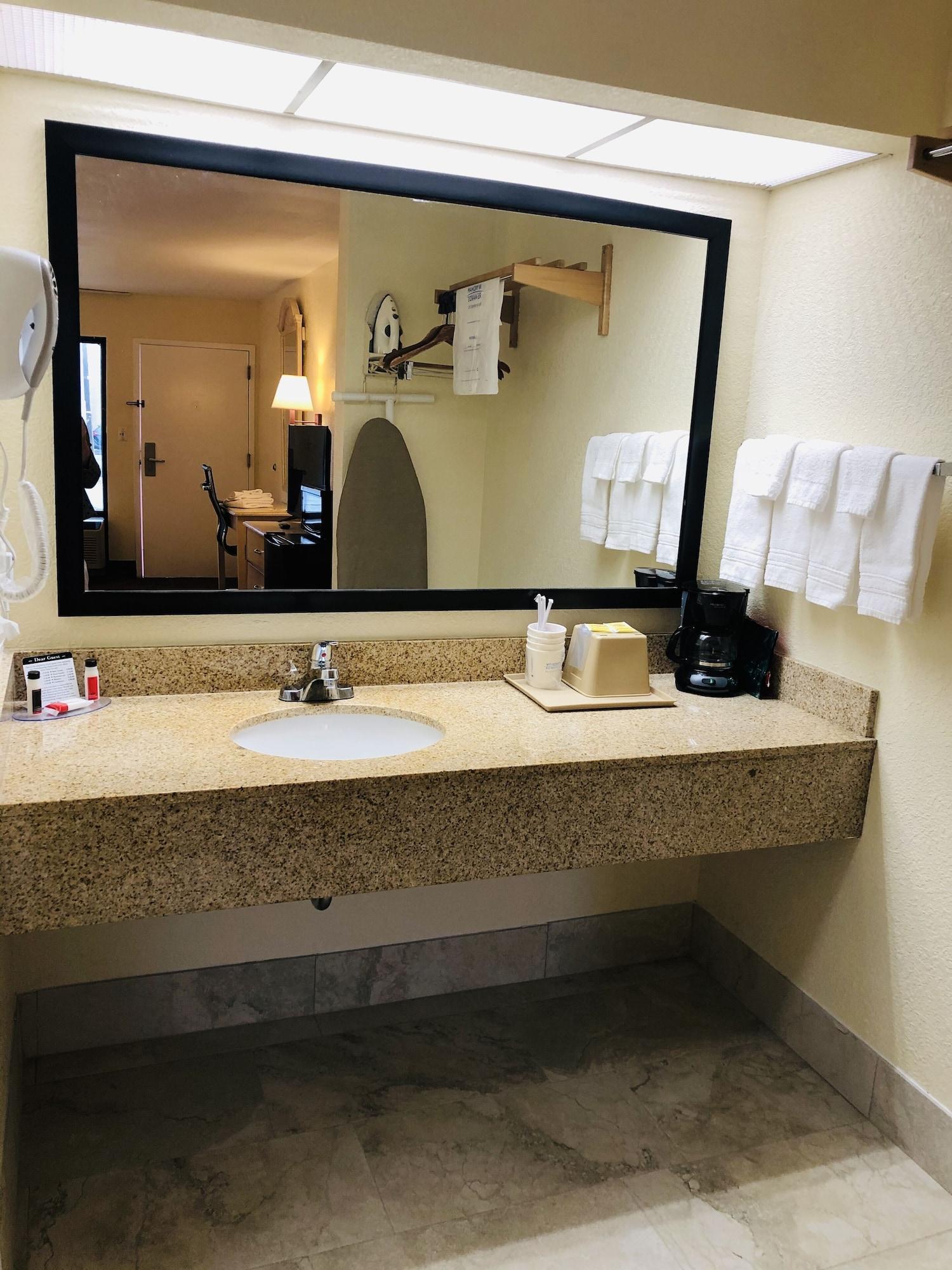 Days Inn & Suites By Wyndham Navarre - Near Beaches Hurlburt Buitenkant foto