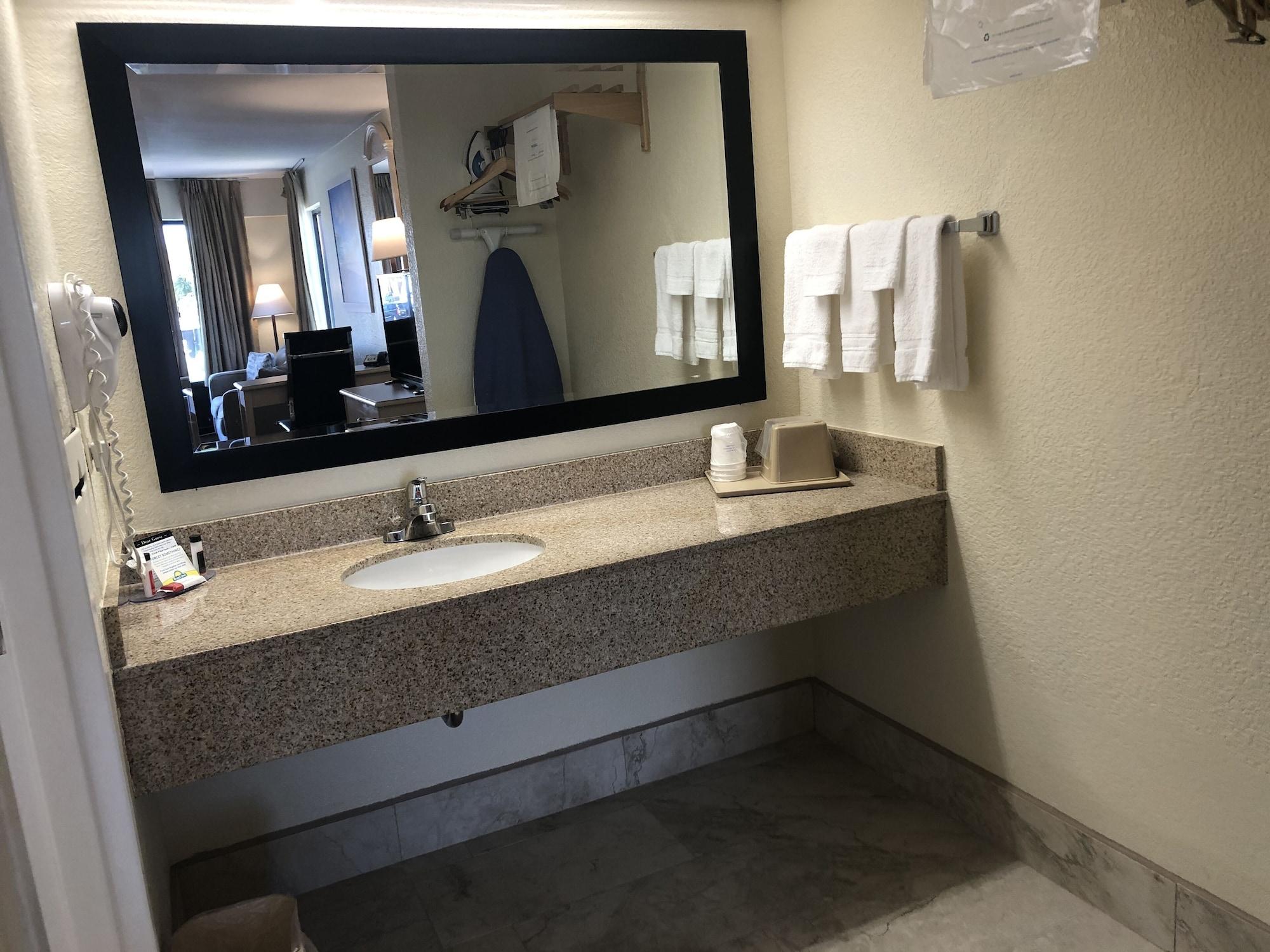 Days Inn & Suites By Wyndham Navarre - Near Beaches Hurlburt Buitenkant foto