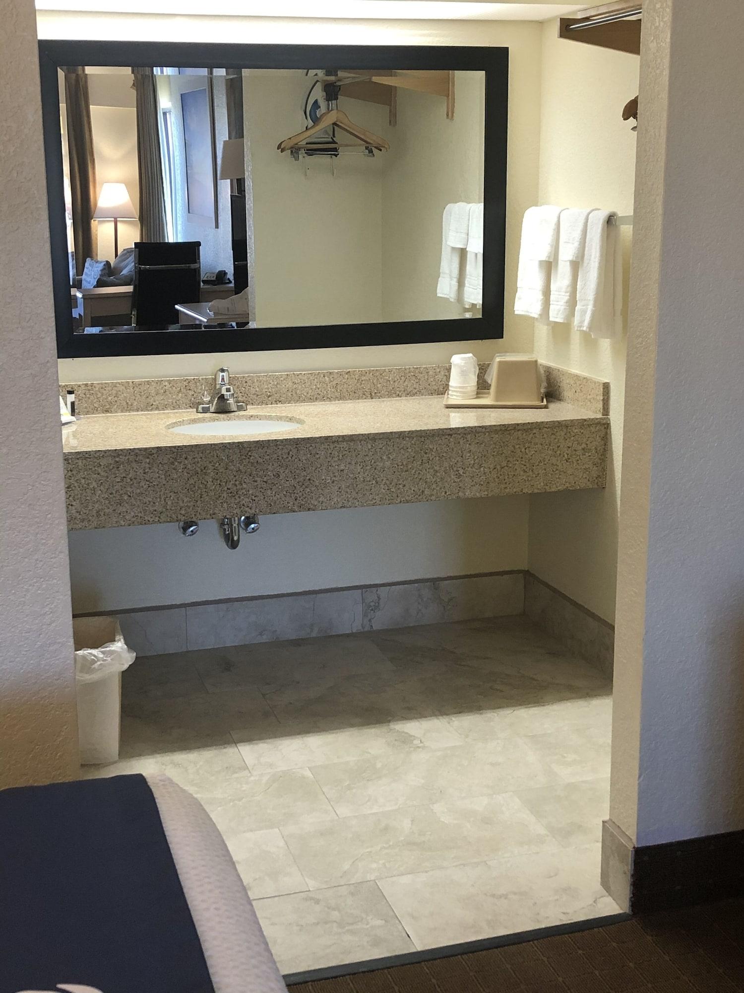 Days Inn & Suites By Wyndham Navarre - Near Beaches Hurlburt Buitenkant foto