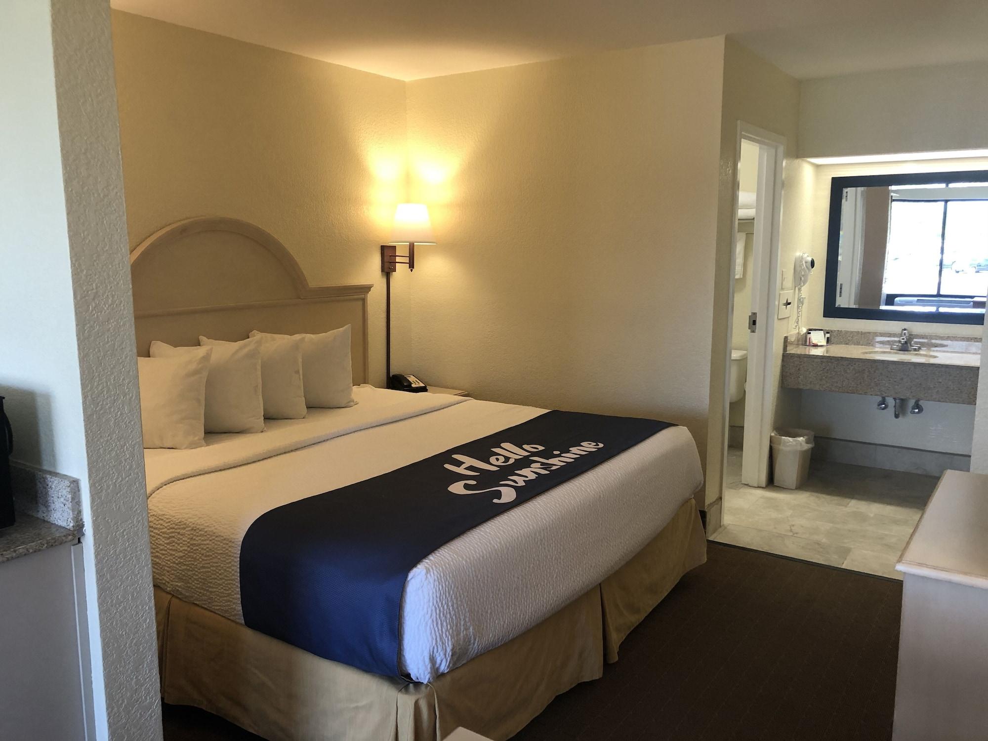 Days Inn & Suites By Wyndham Navarre - Near Beaches Hurlburt Buitenkant foto