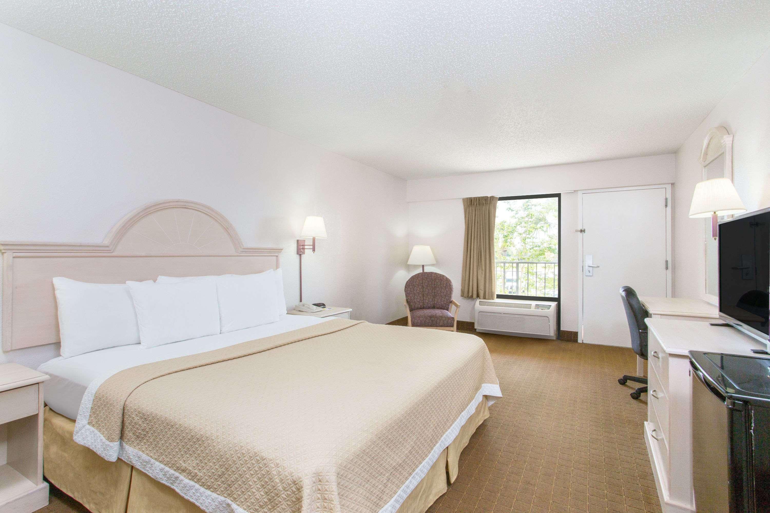 Days Inn & Suites By Wyndham Navarre - Near Beaches Hurlburt Buitenkant foto