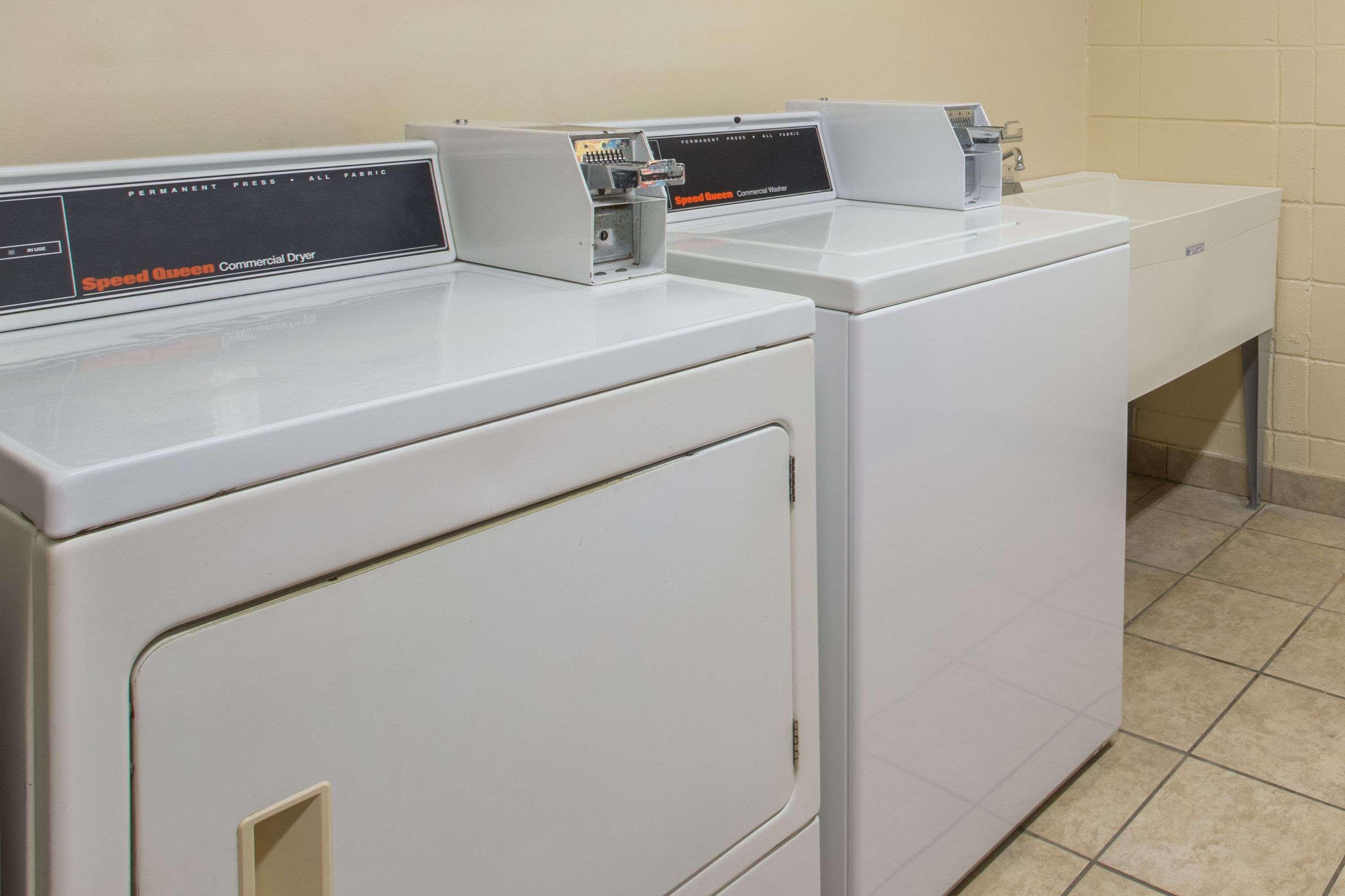 Days Inn & Suites By Wyndham Navarre - Near Beaches Hurlburt Buitenkant foto