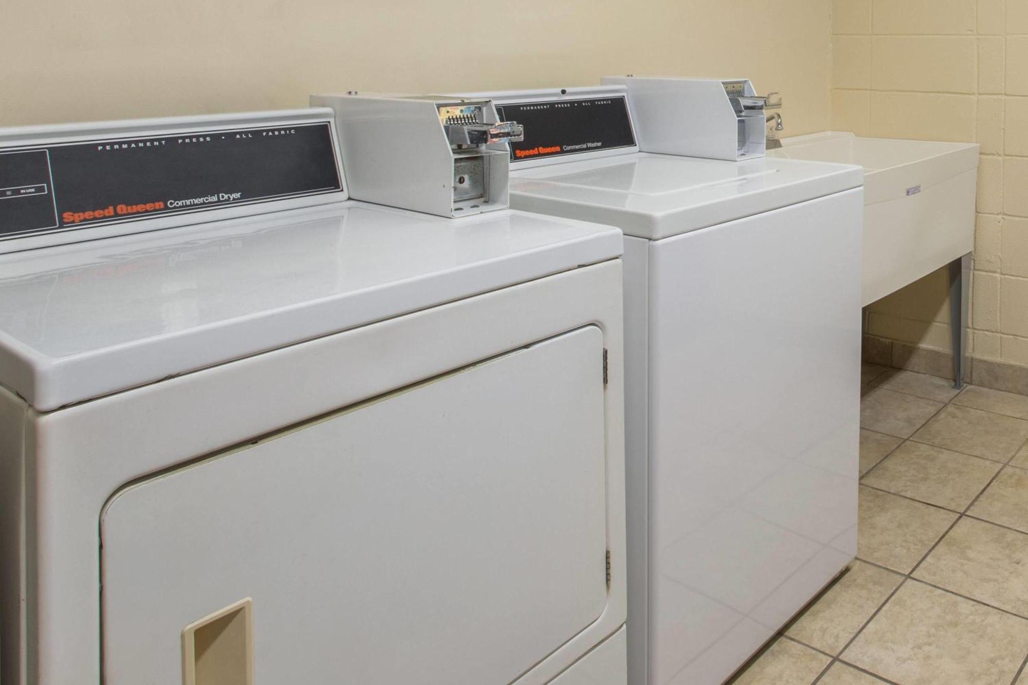 Days Inn & Suites By Wyndham Navarre - Near Beaches Hurlburt Buitenkant foto