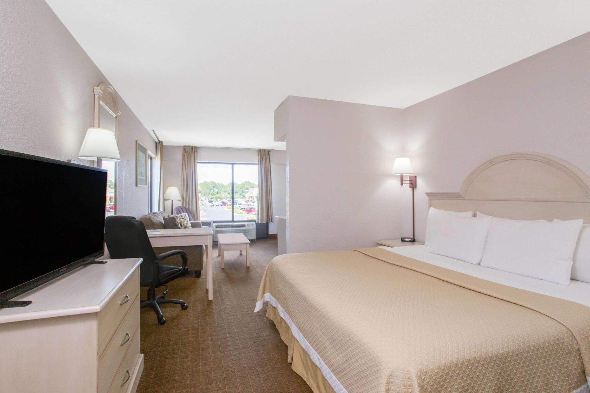 Days Inn & Suites By Wyndham Navarre - Near Beaches Hurlburt Buitenkant foto