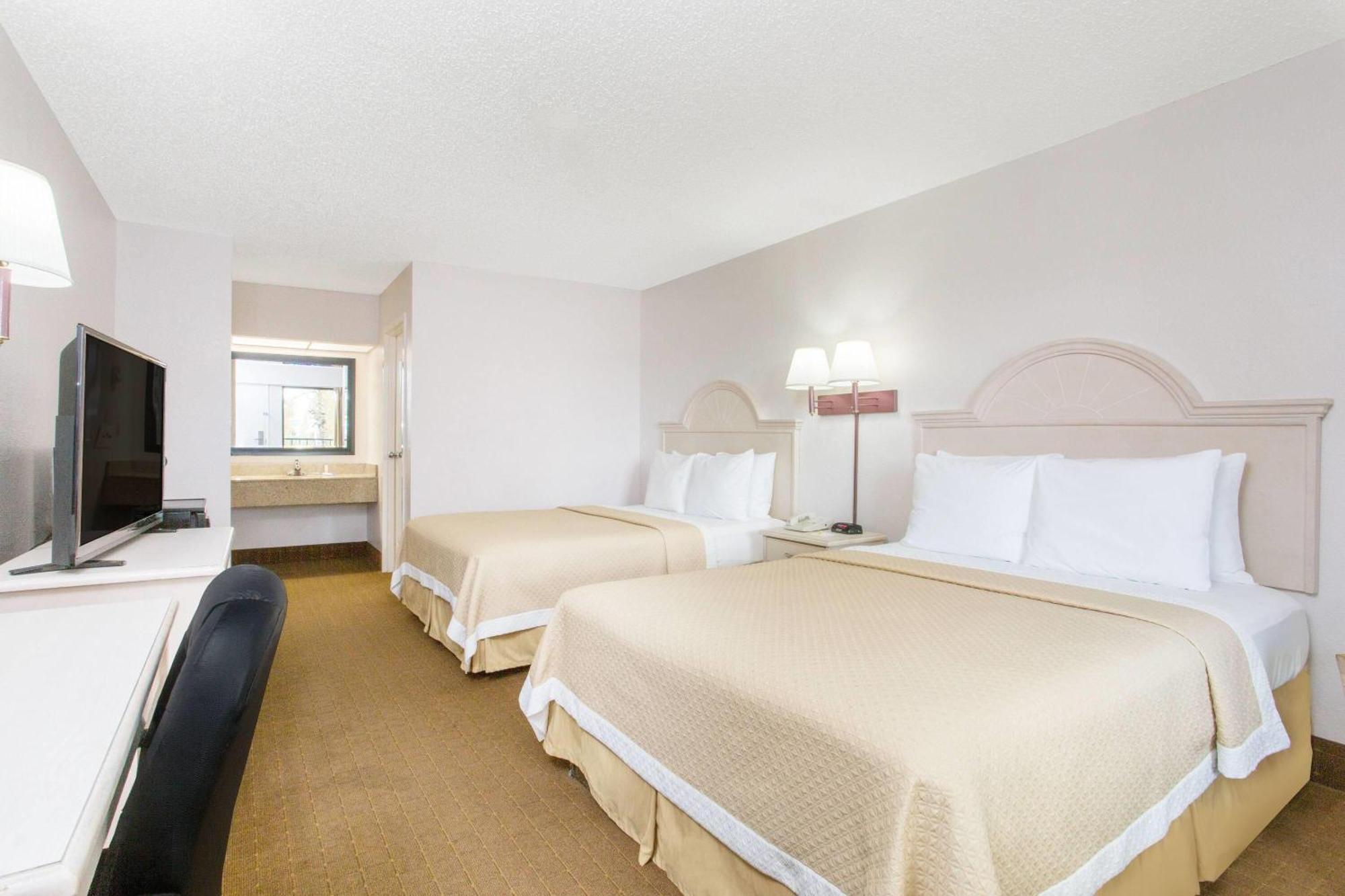 Days Inn & Suites By Wyndham Navarre - Near Beaches Hurlburt Buitenkant foto