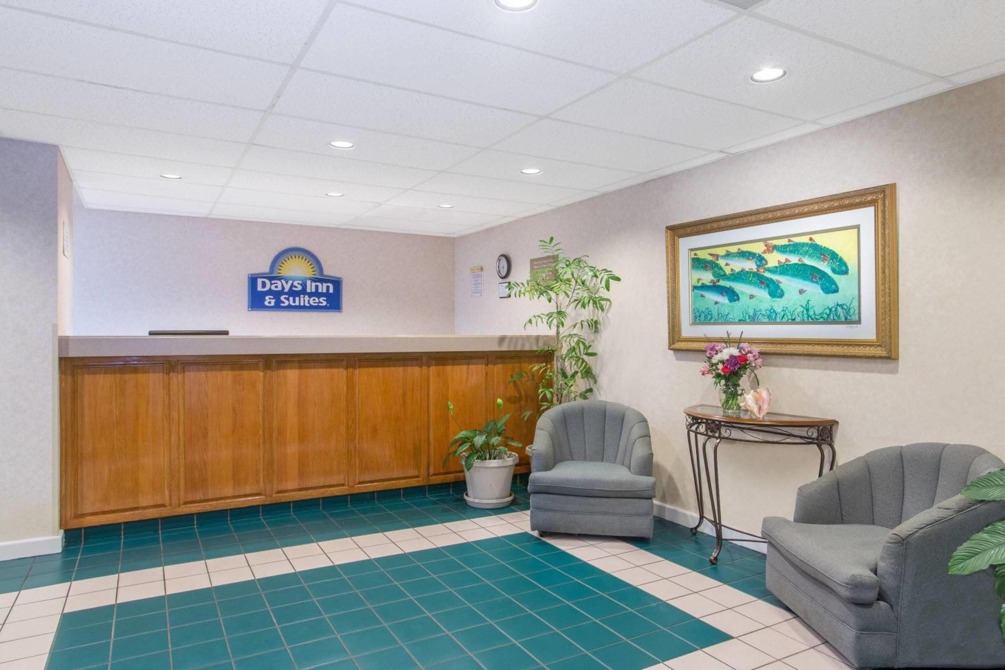 Days Inn & Suites By Wyndham Navarre - Near Beaches Hurlburt Buitenkant foto