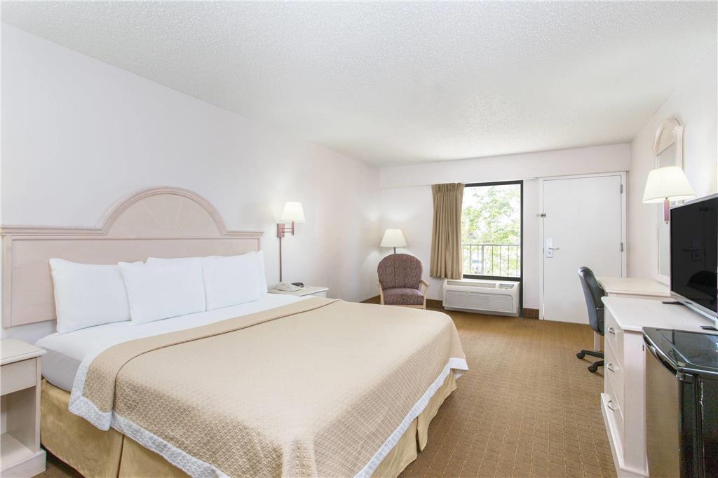 Days Inn & Suites By Wyndham Navarre - Near Beaches Hurlburt Kamer foto