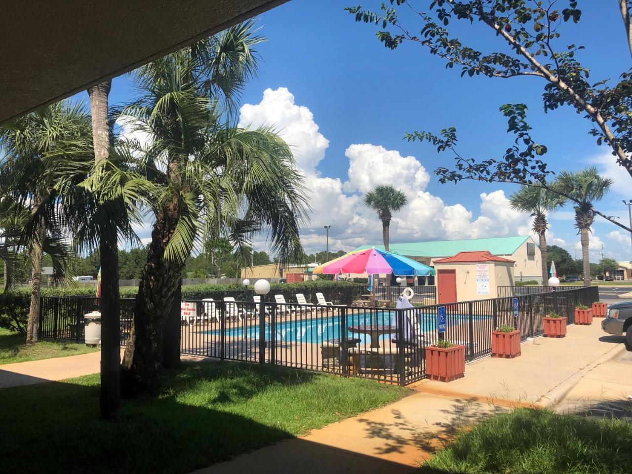Days Inn & Suites By Wyndham Navarre - Near Beaches Hurlburt Buitenkant foto