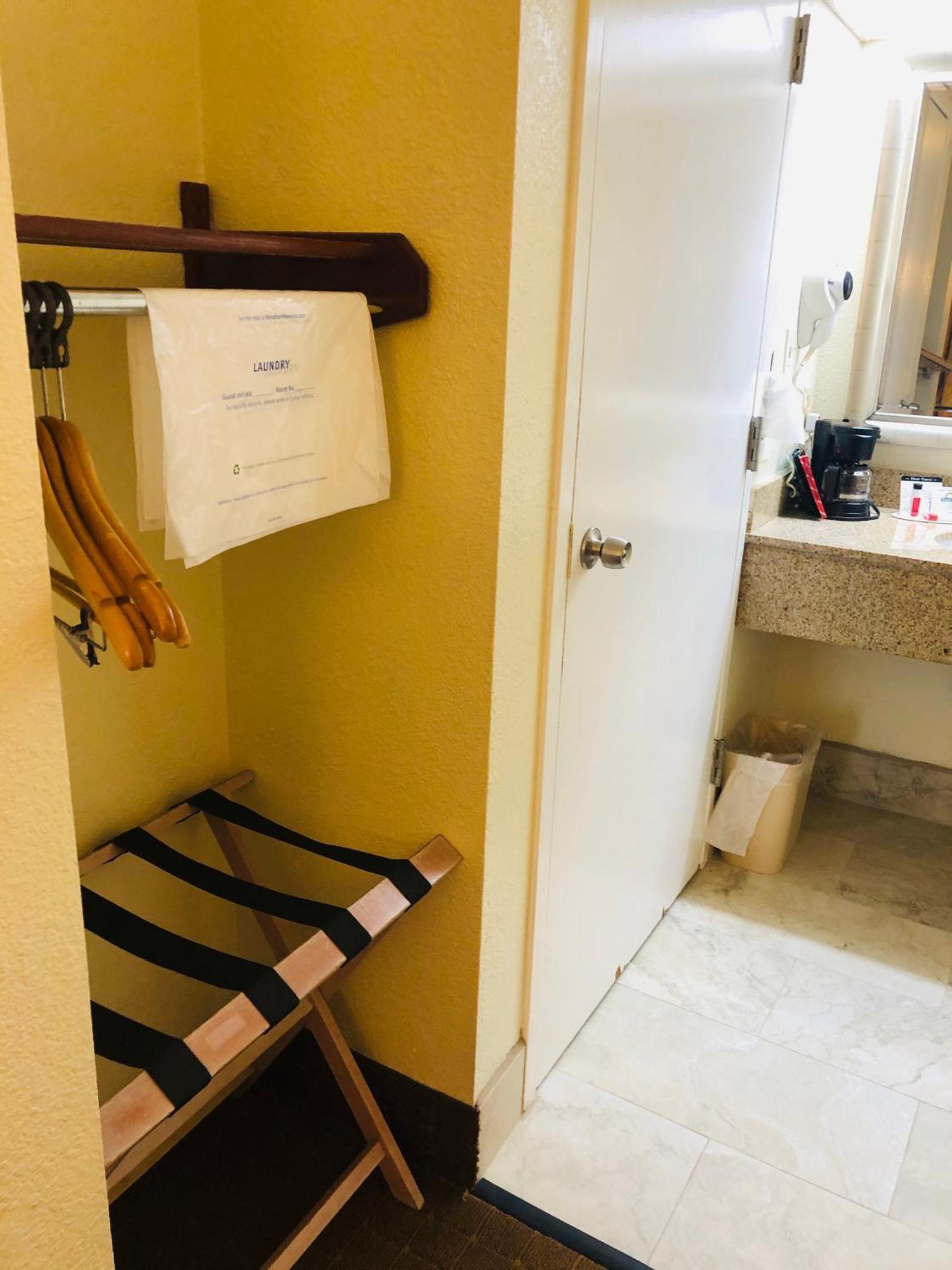 Days Inn & Suites By Wyndham Navarre - Near Beaches Hurlburt Buitenkant foto