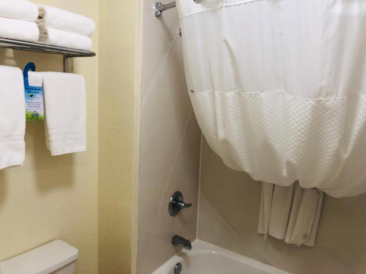 Days Inn & Suites By Wyndham Navarre - Near Beaches Hurlburt Buitenkant foto