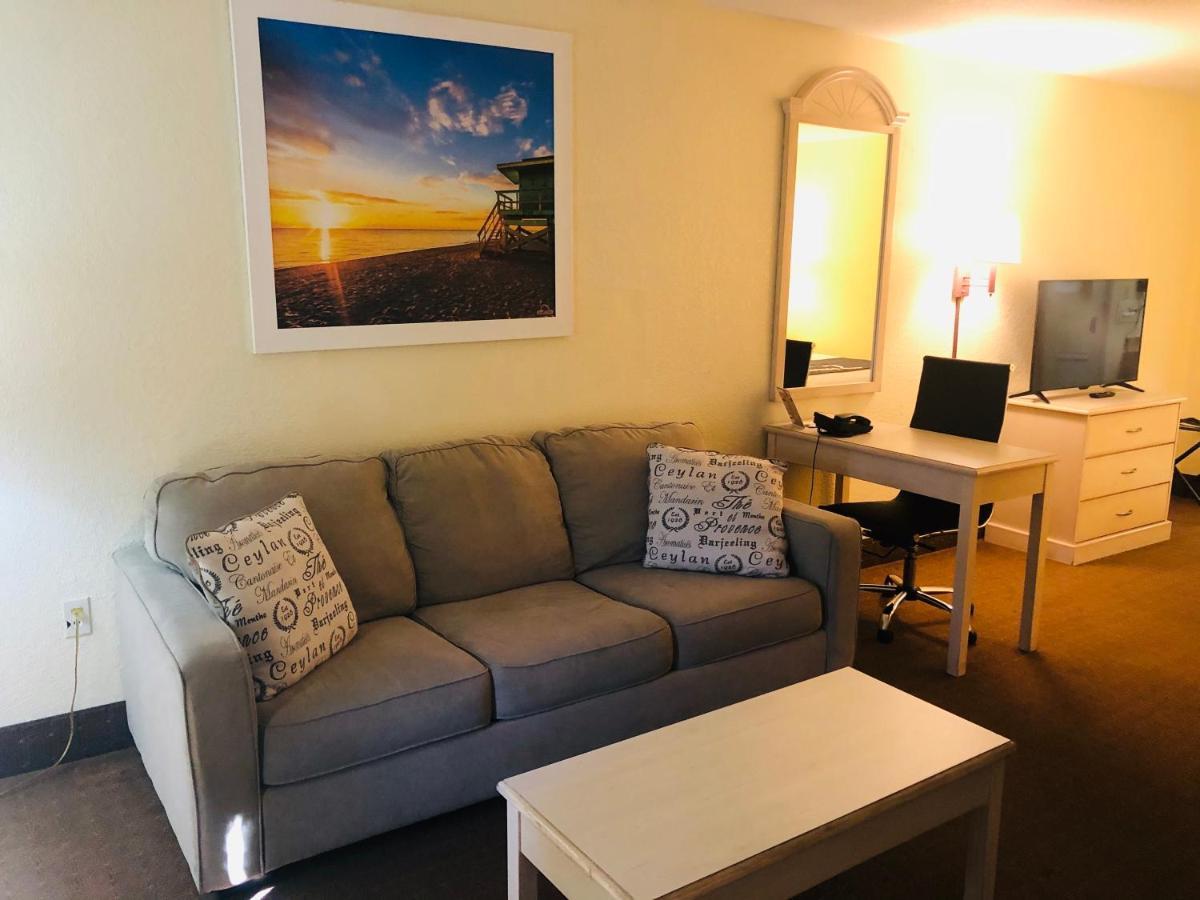 Days Inn & Suites By Wyndham Navarre - Near Beaches Hurlburt Buitenkant foto