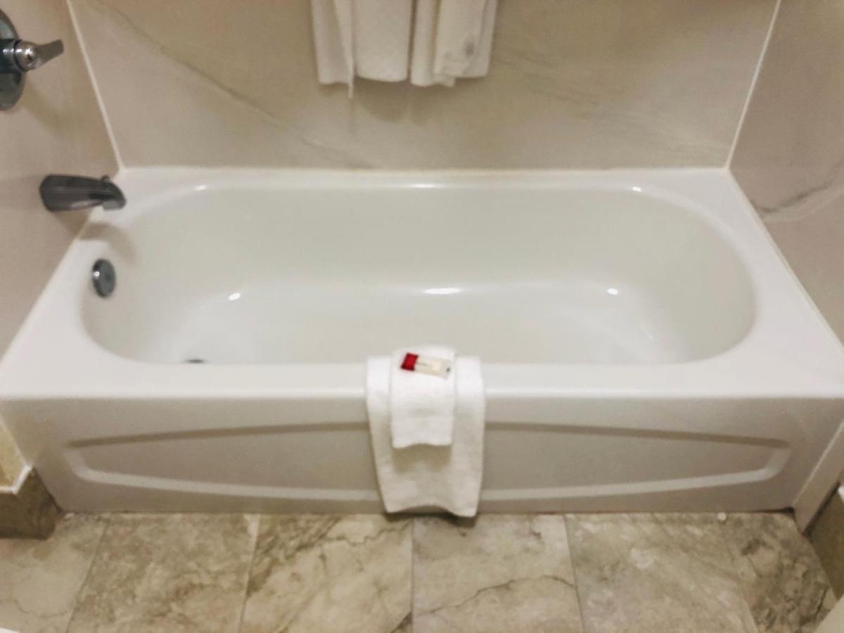 Days Inn & Suites By Wyndham Navarre - Near Beaches Hurlburt Buitenkant foto