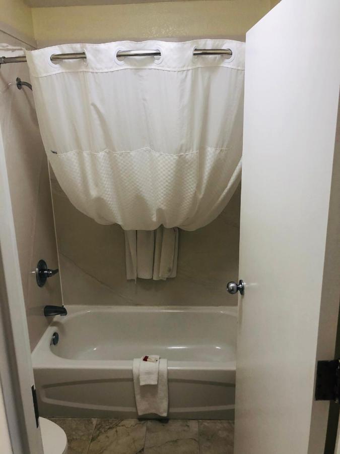 Days Inn & Suites By Wyndham Navarre - Near Beaches Hurlburt Buitenkant foto